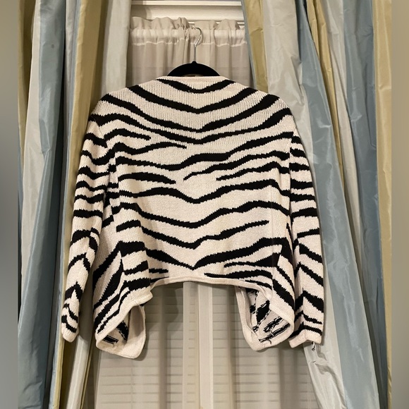 Cropped Zebra Sweater - Picture 3 of 3